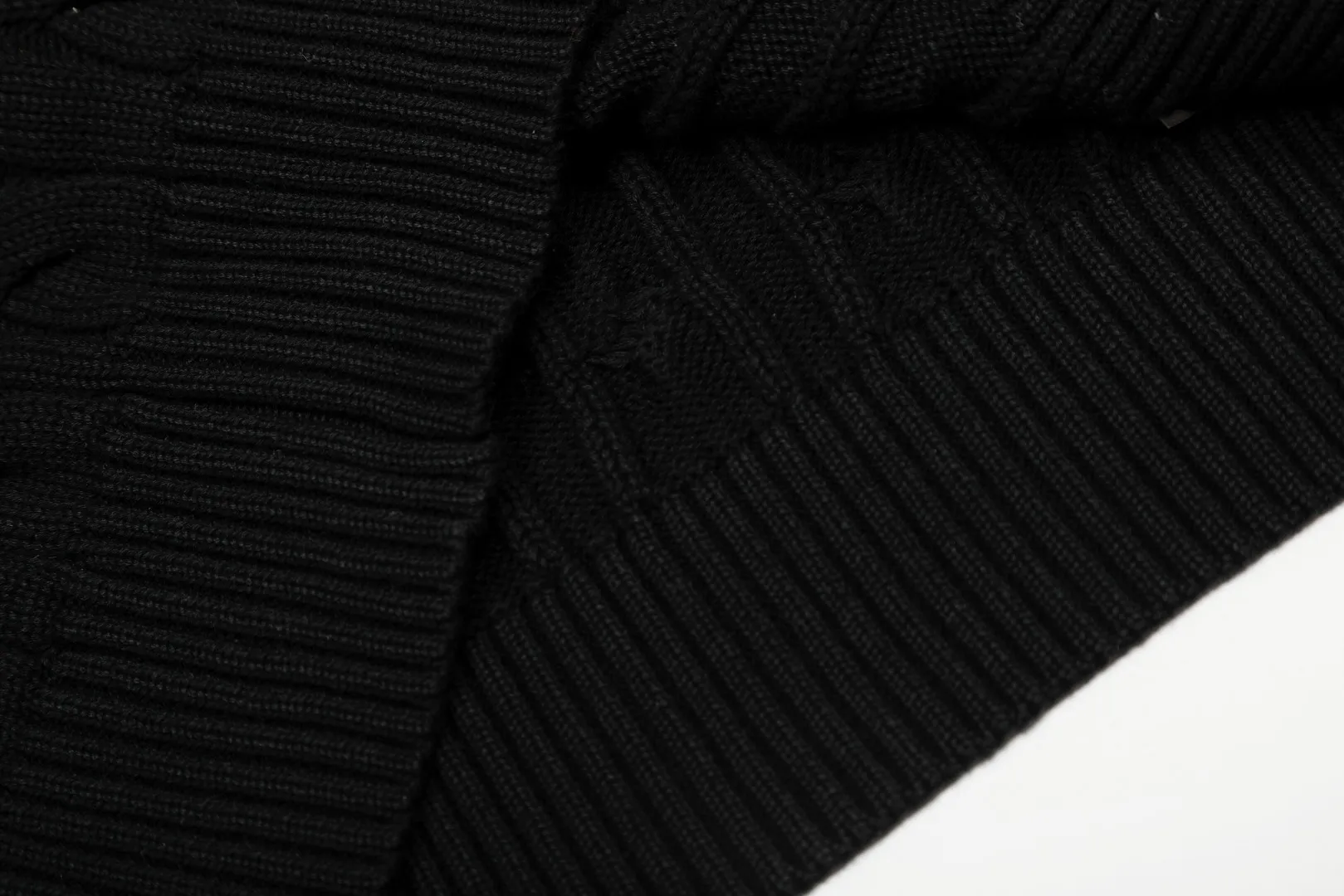 P220 Top quality" Style number: DS012# (not off the shelves all year round) [Ralph Lauren round neck solid color pony embroidered logo twist knitted sweater] ✅Ralph Lauren Ralph Lauren classic basic versatile unisex knitted pullover round neck sweater ✅Main supplier platform live broadcast Wholesale entity Replenish when out of stock Not off the shelf ✅ZP quality 1:1 version Scan the code to enter the GF website Counter quality ✅Detailed quality is the only one in Guangzhou Imported quality cotton yarn, focusing on high-end, cost-effective, good quality needless to say ✅The version is restored to the original order, the maximum size can be worn up to 190 pounds, loose, comfortable and stress-free ✅The upper body is simple and easy to match, ootd must-have style, good-looking clothes are never picky, a must-have in couples' wardrobes.